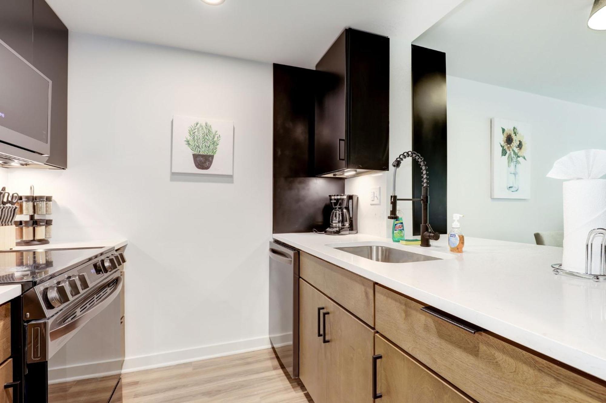 2Br Executive Apartment With Spacious Layout Arlington Buitenkant foto