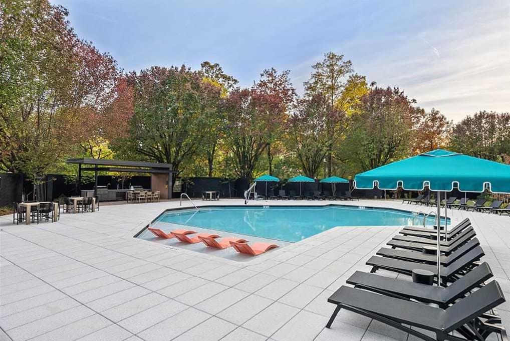 2Br Executive Apartment With Spacious Layout Arlington Buitenkant foto